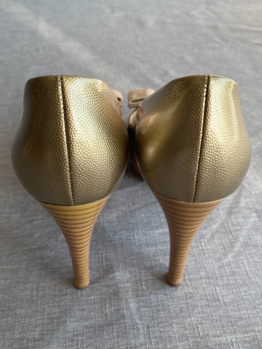 🇮🇹 Salvatore Ferragamo|Gold Leather Vara Bow Peep Toe Pumps - Picture 4 of 16